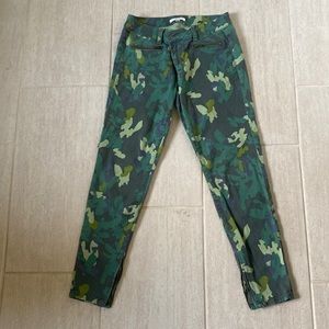 CAbi camo skinny size 6 pants